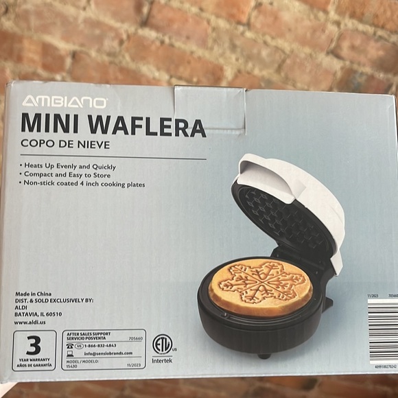 MINI WAFFLE MAKER SNOWFLAKE ❄️ - Picture 3 of 3